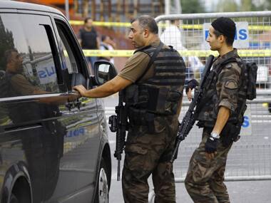 Bomb attack on police rocks Istanbul, several wounded