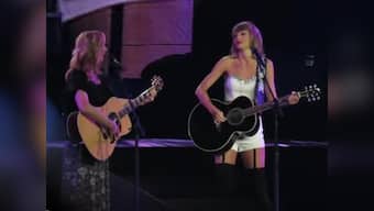 Taylor Swift performed Smelly Cat with Lisa Kudrow and the internet went berserk 