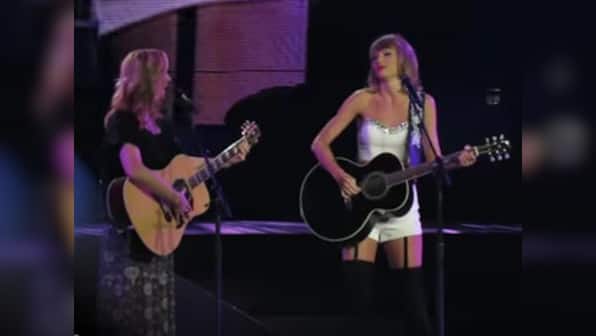 Taylor Swift performed Smelly Cat with Lisa Kudrow and the internet went berserk 