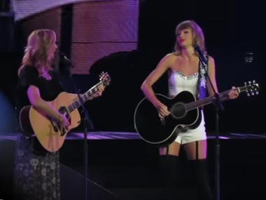 Taylor Swift performed Smelly Cat with Lisa Kudrow and the internet went berserk Taylor Swift performed Smelly Cat with Lisa Kudrow and the internet went berserk