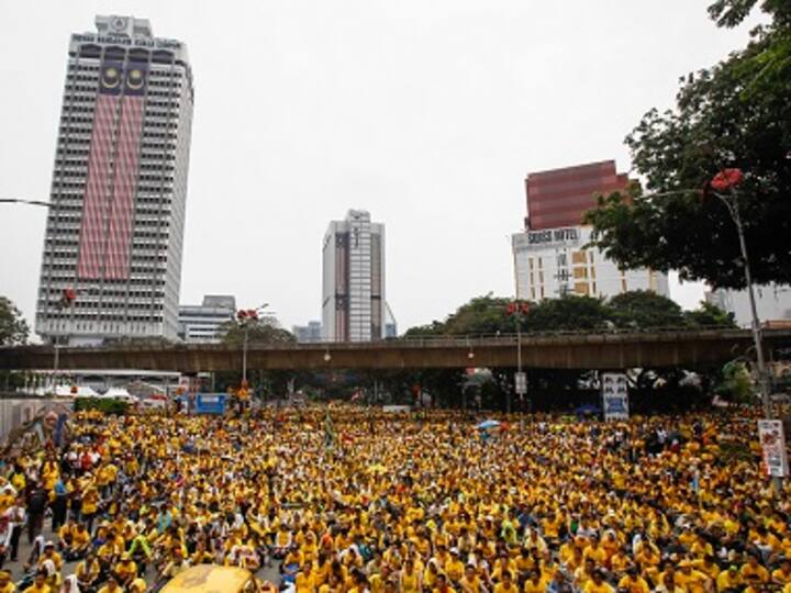Huge Malaysia rally for PM Najib Razak's resignation enters second day