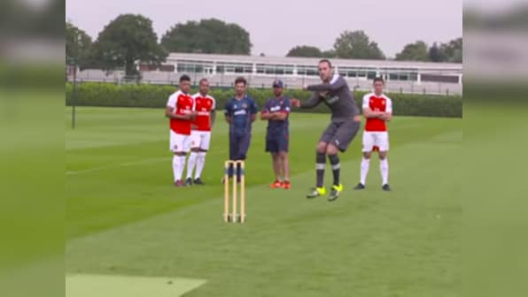 Watch Arsenal stars Walcott, Oxlade teach Ospina and Gabriel some cricket
