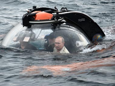 Valiant Vladimir: In latest stunt, Putin explores shipwreck in mini-submarine Valiant Vladimir: In latest stunt, Putin explores shipwreck in mini-submarine
