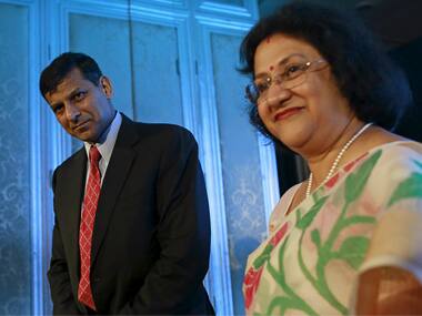 (L-R) RBI Governor Raghuram Rajan and SBI chairperson Arundhati Bhattacharya. Reuters