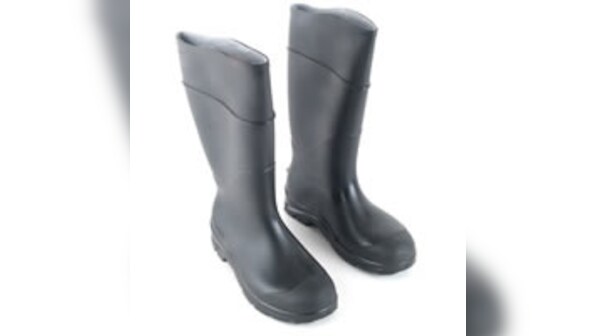 Glastonbury sends abandoned rubber boots to Calais migrants