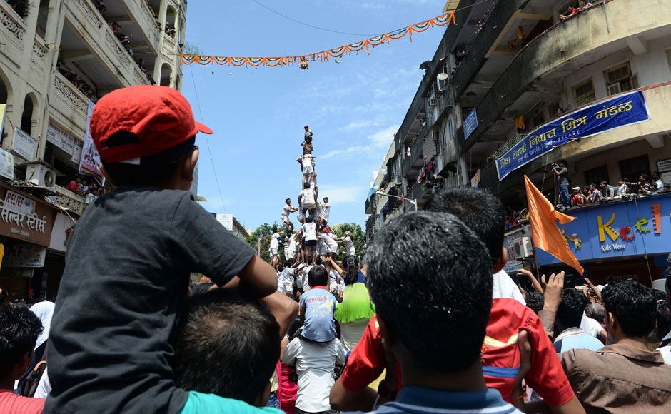 Govinda aala re: Dahi Handi celebrated across Mumbai marking birth of Lord Krishna Govinda aala re: Dahi Handi celebrated across Mumbai marking birth of Lord Krishna