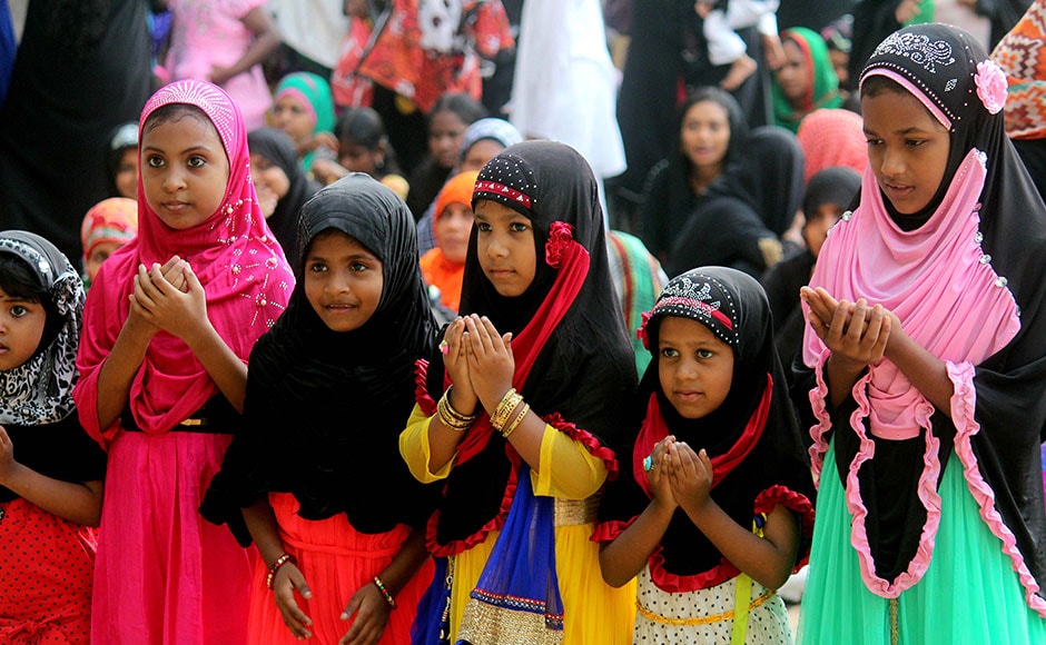 Photos: Large groups of men, women, children celebrate Eid 
