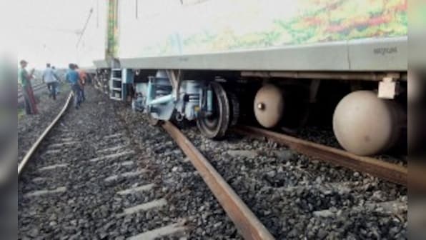Seven dead, 100 injured as train derails in Pakistan