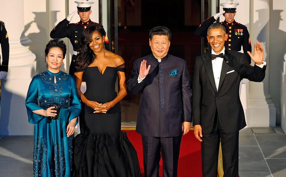 U.S. President Barack Obama (R) and first lady Michelle Obama (2nd L) pose with Chinese President Xi Jinping (2nd R) and Madame Peng Liyuan as they arrive for a State Dinner at the White House in Washington, September 25, 2015. REUTERS