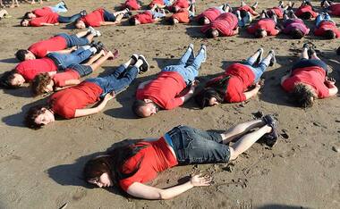 At beaches around the world, people pay tribute to Aylan Kurdi