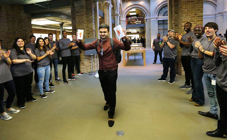 07_first-customers-in-the-world-to-buy-an-iPhone-6s.-