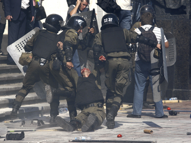 Second Ukrainian policeman dies after clashes in Kiev Second Ukrainian policeman dies after clashes in Kiev
