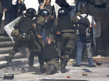 Second Ukrainian policeman dies after clashes in Kiev