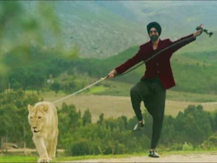 Akshay Kumar celebrates 48th birthday with wife, 'gifts' fans song from Singh Is Bliing