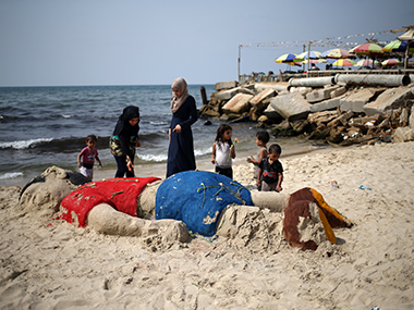 Palestine pays tribute to Aylan Kurdi with sand sculpture Palestine pays tribute to Aylan Kurdi with sand sculpture