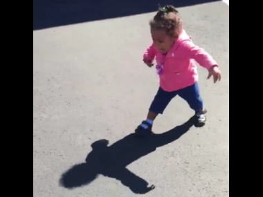 The mysteries of nature: Toddler notices shadow for the first time, freaks out The mysteries of nature: Toddler notices shadow for the first time, freaks out