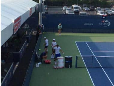 Federer cleaning up the tennis court. Image Credit: Twitter @BasiaGortych