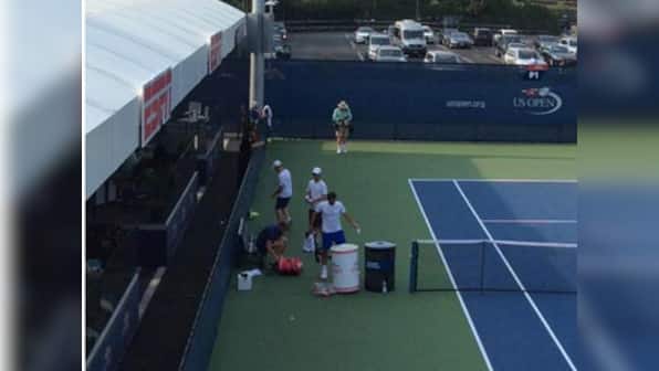 Swachh Tennis Abhiyaan: Roger Federer seen cleaning practice courts at US Open