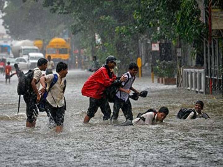 Delhi babu falls into manhole, makes headlines: He merely got a taste of what Indians face daily Delhi babu falls into manhole, makes headlines: He merely got a taste of what Indians face daily