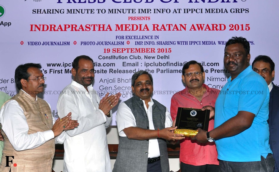 Pradeep-Kumar-(Video-journalist,-Network-18-CNBC)-receiving-award-by-BJP-leader-Satish-Upadhyay