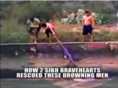 Sikh youth removes turban to save 4 people from drowning during Ganesh immersion Sikh youth removes turban to save 4 people from drowning during Ganesh immersion