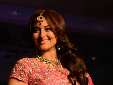 Can't sing classical songs; I like to rap: Sonakshi Sinha Can't sing classical songs; I like to rap: Sonakshi Sinha