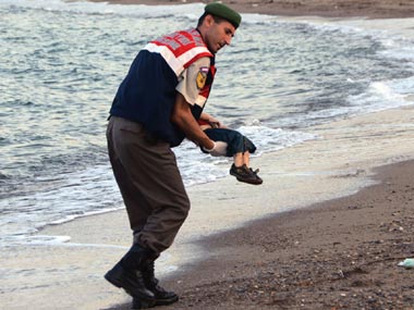 Aylan Kurdi buried with his mother and brother in Kobani Aylan Kurdi buried with his mother and brother in Kobani