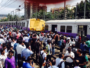 Virar-Churchgate local train derails between Andheri and Vile Parle; Western Railway services disrupted Virar-Churchgate local train derails between Andheri and Vile Parle; Western Railway services disrupted