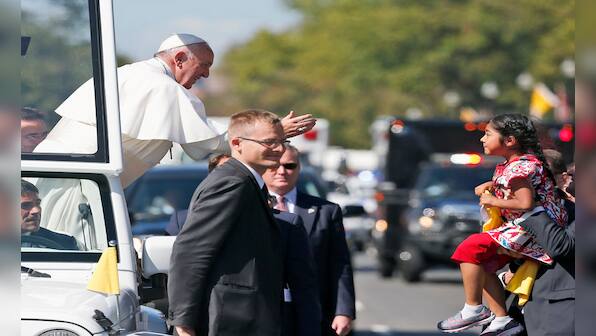 Little girl breaks through security to deliver message on immigration to Pope Francis
