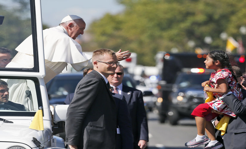 Little girl breaks through security to deliver message on immigration to Pope Francis Little girl breaks through security to deliver message on immigration to Pope Francis