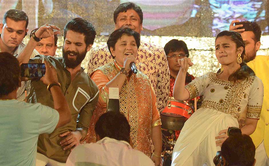 Shahid Kapoor Alia Bhatt Perform Garba In Ahmedabad Mumbai With Falguni Pathak Entertainment News Firstpost Every 90's child grew up listening to falguni pathak's songs. shahid kapoor alia bhatt perform garba