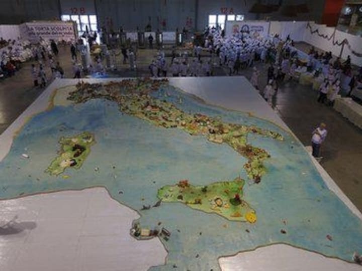 World's largest cake baked in Italy weighs over 1,000 kg