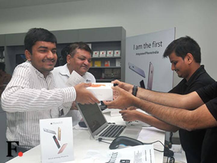 Watch: Excited Apple users queue up to buy new iPhones 6s, 6s plus in Mumbai