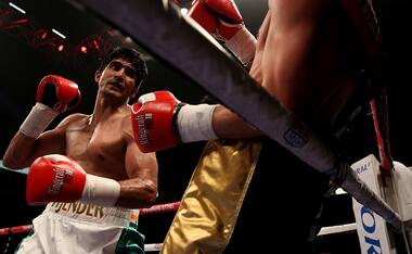 Vijender Singh knocks out Sonny Whiting to win his professional boxing debut