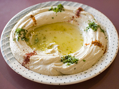 Hummus for harmony: Israel restaurant offers 50% discount for Arabs, Jews sitting together Hummus for harmony: Israel restaurant offers 50% discount for Arabs, Jews sitting together
