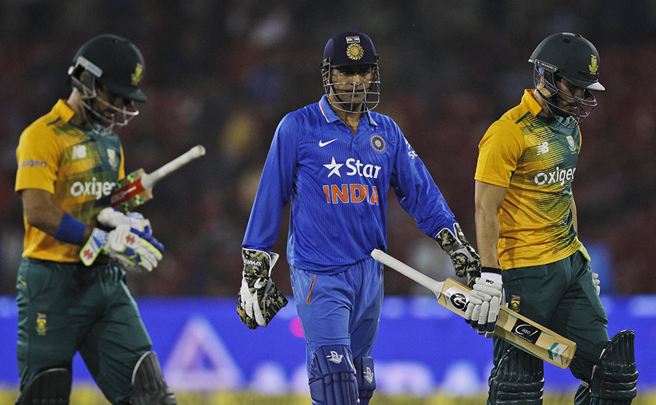 Cuttack attack: Bottles hurled by unruly crowd as India suffer crushing defeat Cuttack attack: Bottles hurled by unruly crowd as India suffer crushing defeat