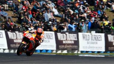 2015 MotoGP: Marc Marquez wins Phillip Island thriller