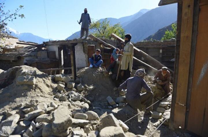 Pakistan earthquake victims battle freezing temperatures as they wait desperately for help Pakistan earthquake victims battle freezing temperatures as they wait desperately for help