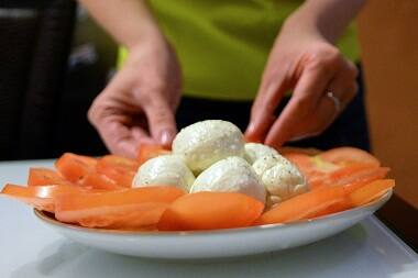 Russians turn cheesemakers after import of Western food embargoed