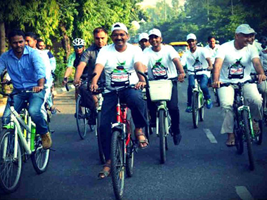 As Delhi celebrates first car-free day, CM Arvind Kejriwal leads bicycle rally As Delhi celebrates first car-free day, CM Arvind Kejriwal leads bicycle rally