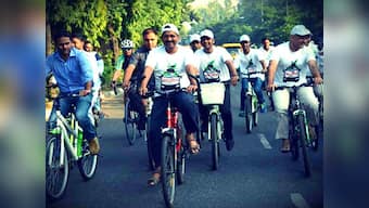 As Delhi celebrates first car-free day, CM Arvind Kejriwal leads bicycle rally