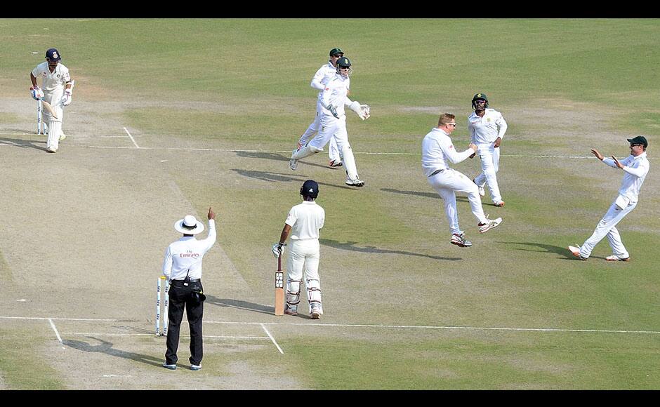 South Africa's Simon Harmer (3R) celebrates the wicket of India's Ajinkya Rahane (L) with teammates on the third day of the first Test match between India and South Africa at The Punjab Cricket Association Stadium in Mohali on November 7, 2015. AFP