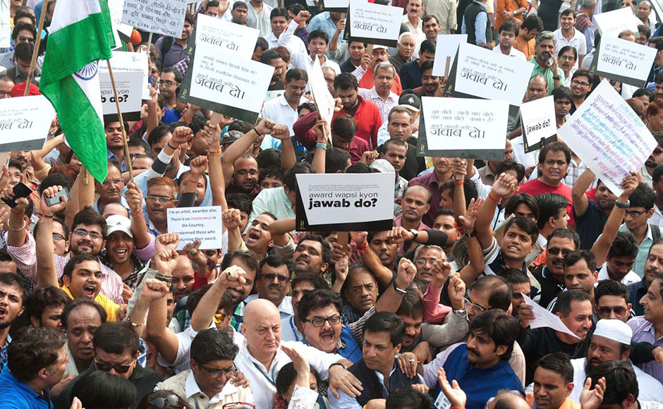 Anupam Kher leads 'tolerance' march to Rashtrapati Bhavan, then meets Narendra Modi Anupam Kher leads 'tolerance' march to Rashtrapati Bhavan, then meets Narendra Modi