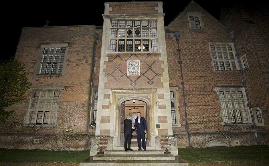 Britain's Prime Minister David Cameron (R) welcomes India's Prime Minister Narendra Modi to Chequers, his official country residence, near Aylesbury, England, November 12, 2015. REUTERS