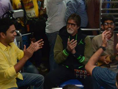 Watch: Amitabh Bachchan travels in local train in Mumbai; sings 'Rang Barse' Watch: Amitabh Bachchan travels in local train in Mumbai; sings 'Rang Barse'