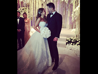 Sofia Vergara's wedding dress made by 32 people in 1,657 hours Sofia Vergara's wedding dress made by 32 people in 1,657 hours