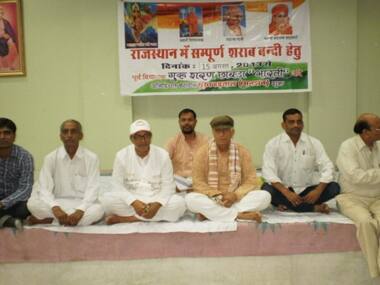 Gurcharan Chhabra (in green cap) on hunger strike. Image courtesy Chhabra's Twitter account 