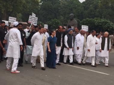 Sonia Gandhi leads Congress leaders to Rashtrapati Bhavan to protest against intolerance Sonia Gandhi leads Congress leaders to Rashtrapati Bhavan to protest against intolerance