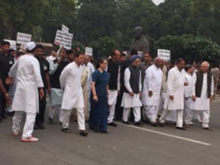 Sonia Gandhi leads Congress leaders to Rashtrapati Bhavan to protest against intolerance