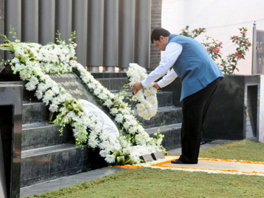 CM Devendra Fadnavis pays homage to martyrs on seventh anniversary of 26/11 Mumbai attacks CM Devendra Fadnavis pays homage to martyrs on seventh anniversary of 26/11 Mumbai attacks